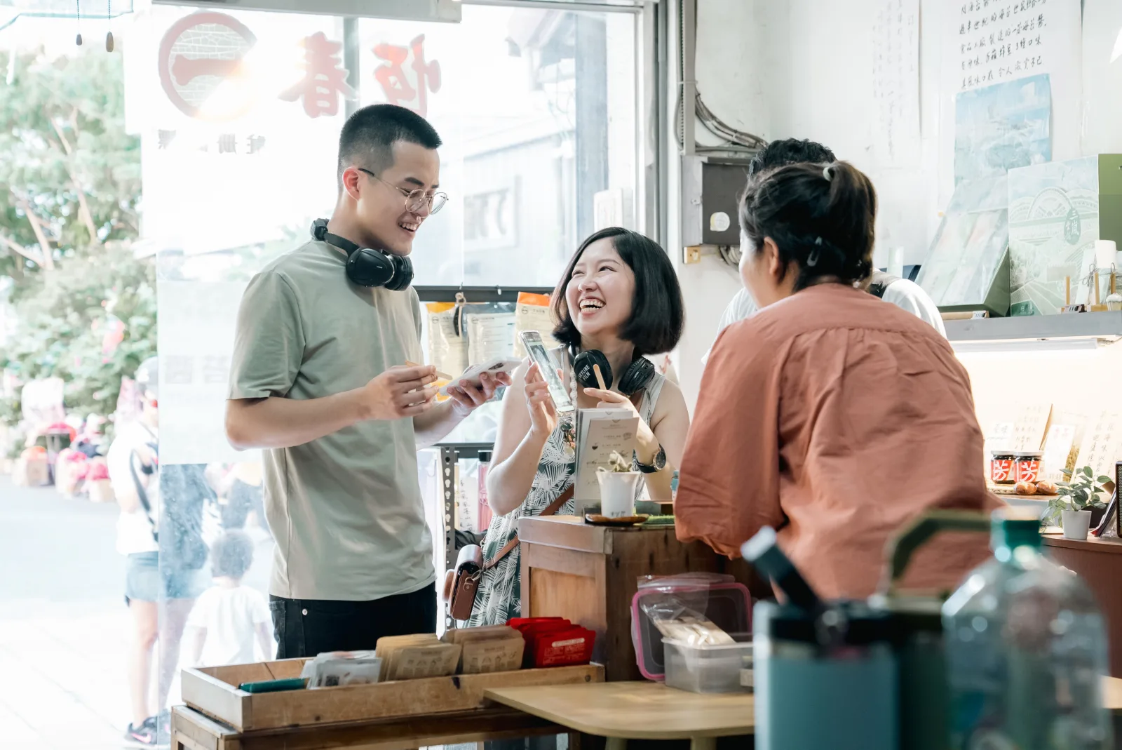參與者在恆春店家中互動並取得線索